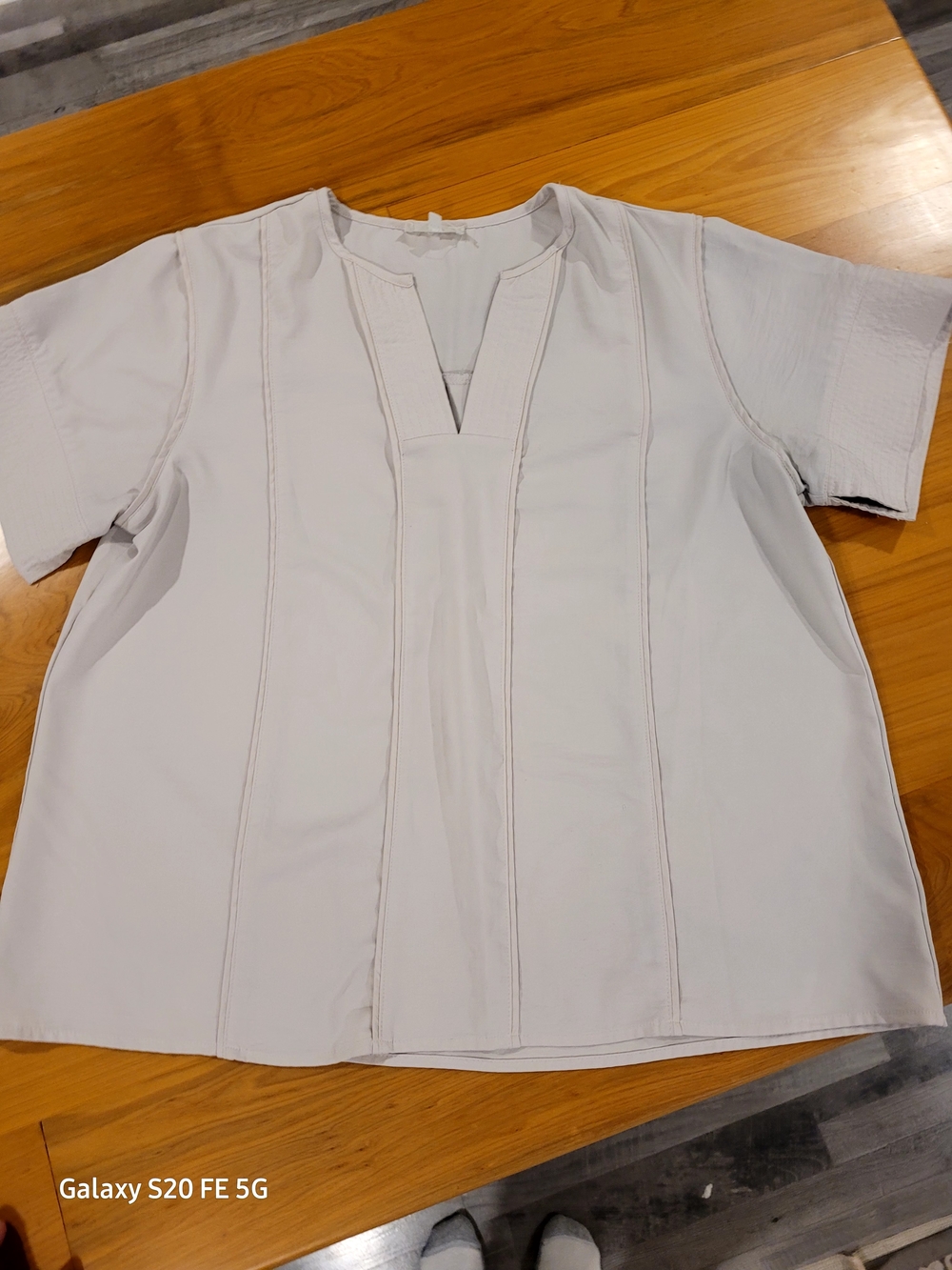 Entro Women’s Cream Short-Sleeve V-Notch Panel Top